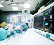 i-chirurghi-operano-sopra-il-primo-piano-vitale-del-monitor-delle-funzioni-paziente-un-gruppo-di-opera-139646596